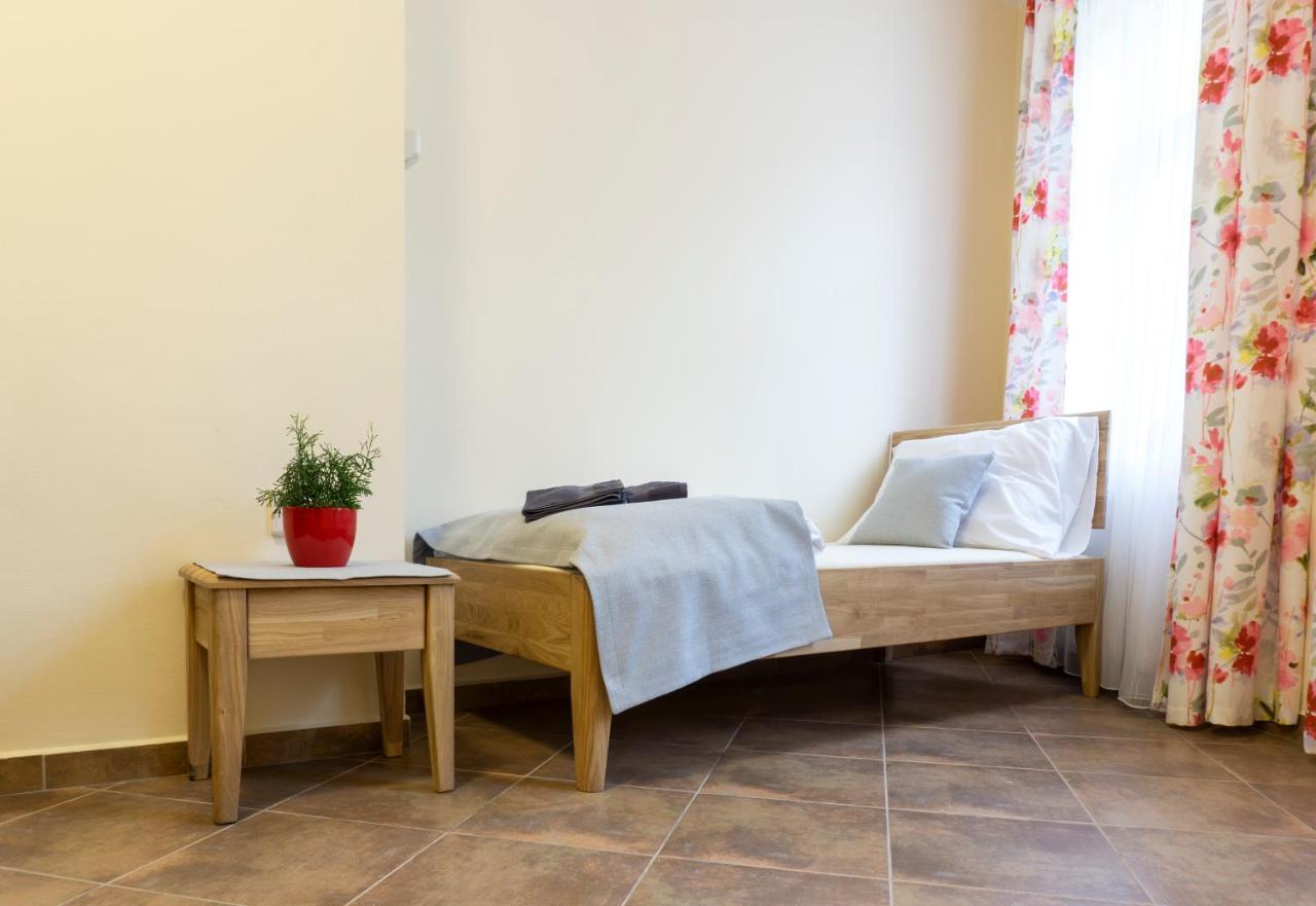 Penzion Ruze Benesov nad Ploucnici エクステリア 写真