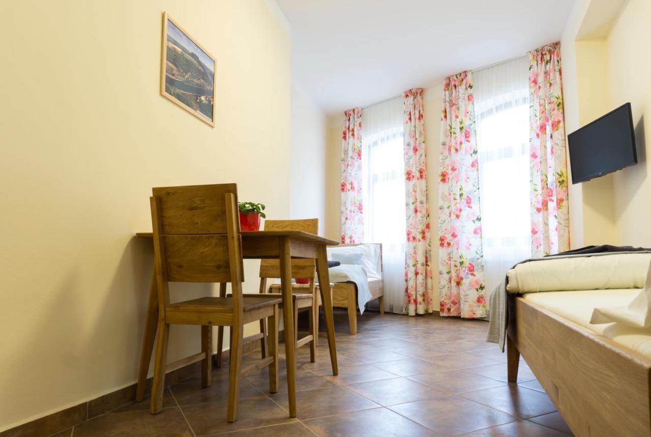 Penzion Ruze Benesov nad Ploucnici エクステリア 写真