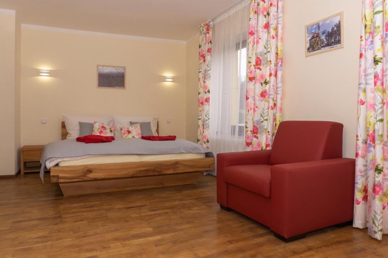 Penzion Ruze Benesov nad Ploucnici エクステリア 写真