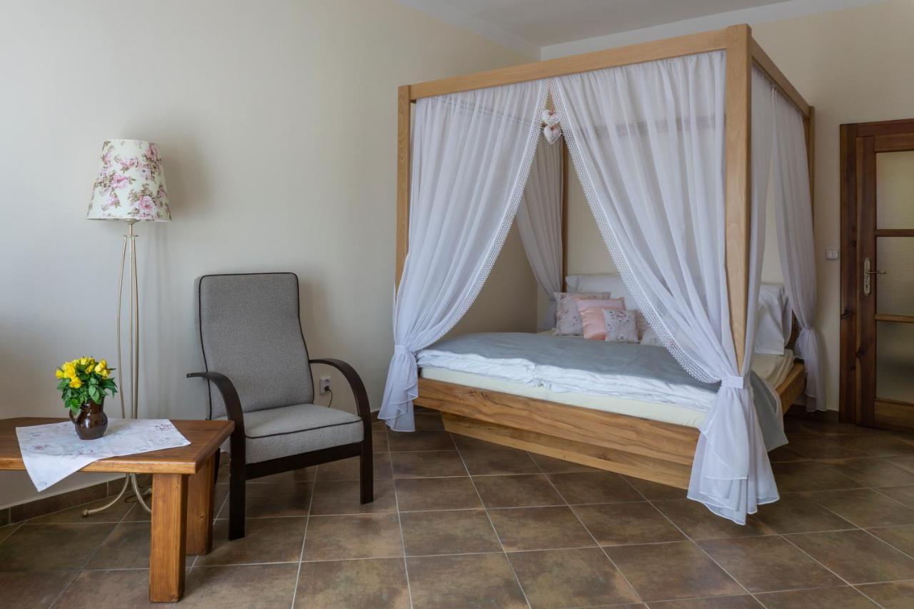 Penzion Ruze Benesov nad Ploucnici エクステリア 写真